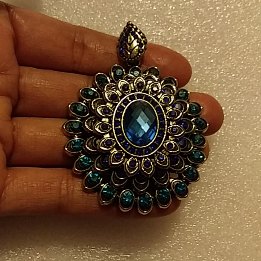 Gorgeous pendant with rhinestone and crystals